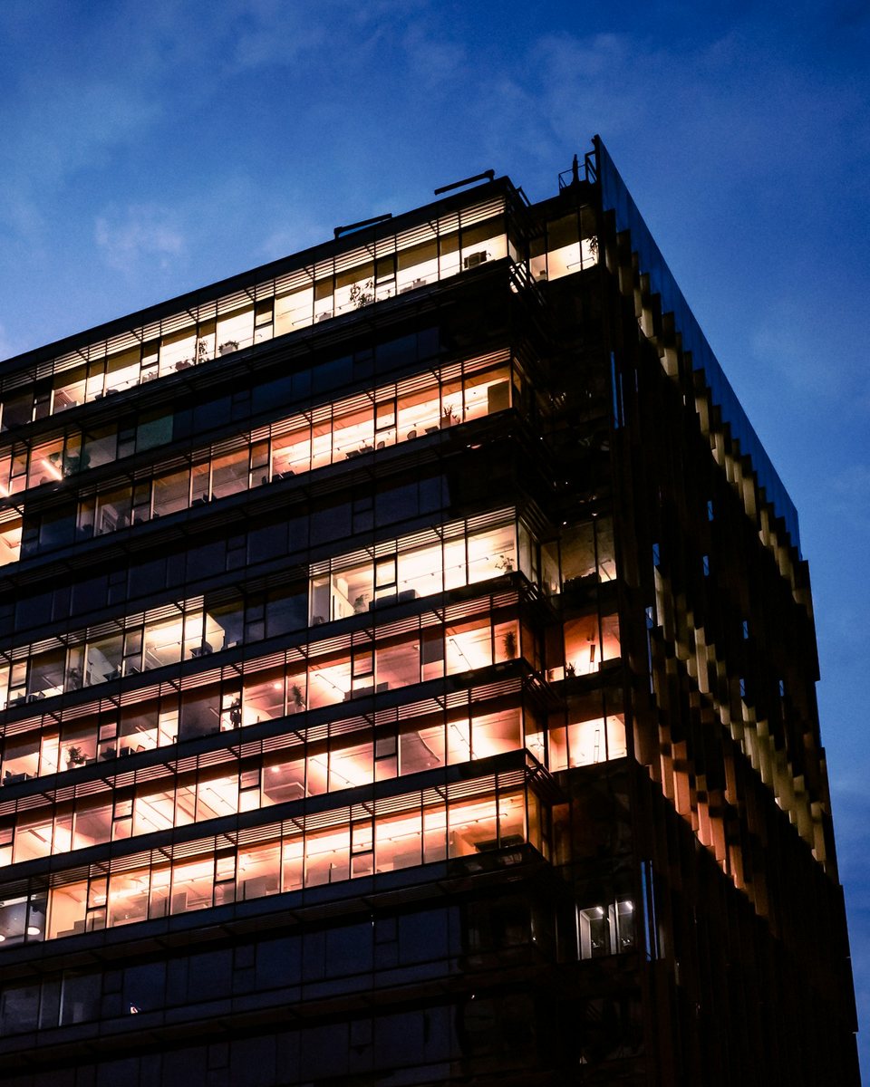 Edificio de oficinas iluminado al anochecer