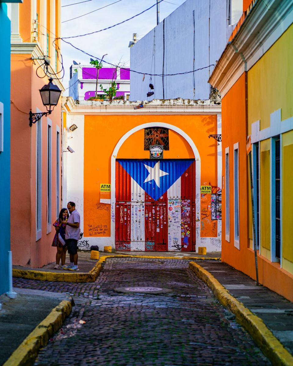 Calle del Viejo San Juan con la bandera de Puerto Rico
